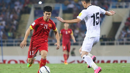 Vietnam's striker Nguyen Cong Phuong tries to pass a Iraqi player in the World Cup qualifying match on October 8. (VNA)