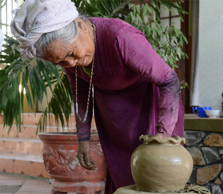 Nghệ nhân Đàng Thị Gia tại làng gốm Bàu Trúc (huyện Ninh Phước, Ninh Thuận) đang trình diễn cho du khách.