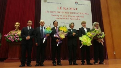 Translators receive congratulatory flowers from leaders of the VASS and Ha Tinh province.