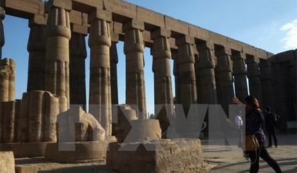 Khách du lịch tham quan đền Luxor ở thành phố cổ Luxor của Ai Cập ngày 5-11. Nguồn: AFP/TTXVN