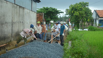 Building rural road in An Thanh Thuy commune, Cho Gao district, Tien Giang province. Photo: Huu Chi