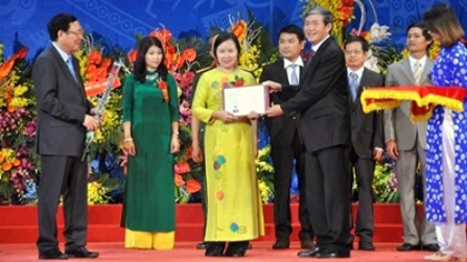 The second female mathematics professor after 35 years Le Thi Thanh Nhan honoured at the event on Thursday morning. (Image credit: laodong.com.vn)