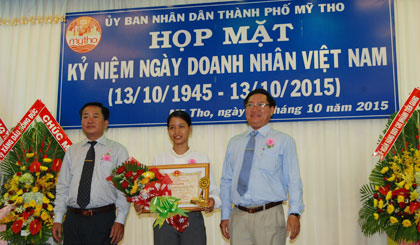 Lãnh đạo TP. Mỹ Tho trao Bằng khen của UBND tỉnh cho đại diện DNTN máy tính Duy Thảo.  	 		    Ảnh: Nguyễn Vinh