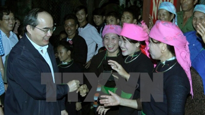 VFF President Nguyen Thien Nhan with the local residents. (Photo: VNA)