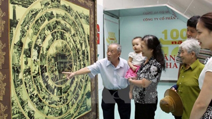 Visitors at an exhibition on Hanoi (Photo: VNA)