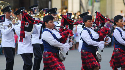 The Singaporean police band at the parade (Photo: VNA)