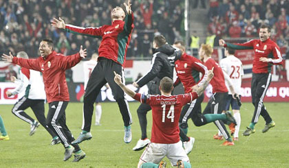  Niềm vui khi giành vé dự Euro của các cầu thủ Hungary. Ảnh: Reuters.