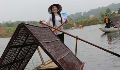 Tái hiện không gian văn hóa chợ nổi Nam Bộ trong khuôn khổ Tuần “Đại đoàn kết các dân tộc - Di sản văn hóa Việt Nam” 2015. Ảnh: Báo Dân trí
