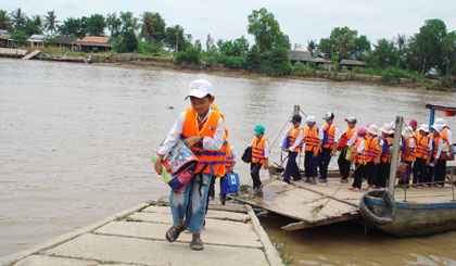 Trang bị áo phao cho trẻ khi tham gia  giao thông.                                      Ảnh:  THỦY HÀ