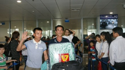 The first 13 Vietnamese workers returning from Algeria arrive home in Hanoi (Photo: VNA)