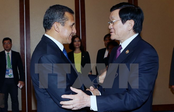 Chủ tịch nước Trương Tấn Sang gặp Tổng thống Peru Ollanta Humala bên lề Hội nghị cấp cao APEC lần thứ 23. Ảnh: Nguyễn Khang/TTXVN