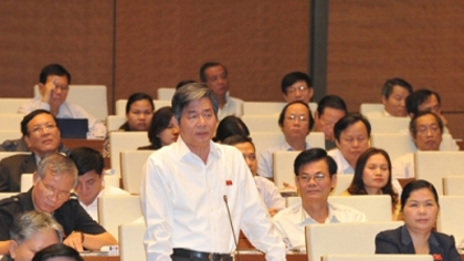 Minister of Planning and Investment Bui Quang Vinh answers questions at the Q&A session