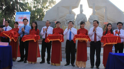 President Sang inaugurates a monument dedicated to soldiers of the Southern Uprising