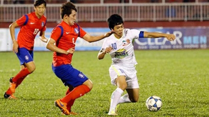 Defending champion U21 HAGL (white) suffer a 0-1 loss to U19 RoK (red) in their first clash at Thong Nhat Stadium in Ho Chi Minh City on Friday.