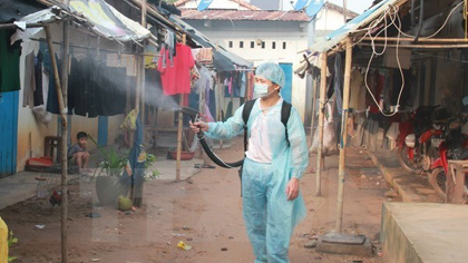Spraying mosquito chemical repellent (Source: VNA)