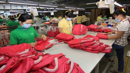 Workers of Simone Vietnam TG Limited Company in Tan Huong Industrial Zone, Tien Giang Province check the final products before export. (Photo: VNA)