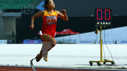 Athlete Nguyen Thi Thuy gained a gold medal in the ASEAN Para Games 2014. (Source: VNA)