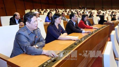 NA deputies vote to pass a resolution on the date to elect deputies to the 14th National Assembly and People’s Councils at all levels for the 2016-2021 tenure. (Credit: VNA)