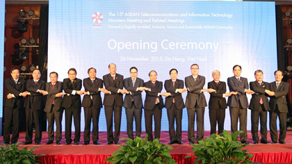 ASEAN telecommunications and information technology ministers shake hands at the meeting (Photo: VNA)