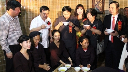 Delegates enjoying cups of tea at a makeshift traditional rural market (Credit: thainguyen.gov.vn)