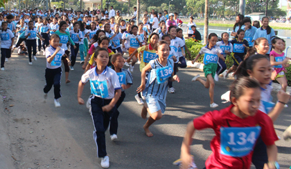 Xuất phát 1 Km nhi đồng nữ và cao tuổi nữ.