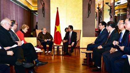 PM Nguyen Tan Dung meets with General Secretary of the France-Vietnam Friendship Association Jean Pierre Archambault. (Credit: VGP)