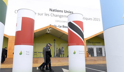 Cảnh sát Pháp tuần tra tại khu trung tâm Hội nghị COP21 ở Le Bourget, thủ đô Paris ngày 29-11. Nguồn: AFP/TTXVN