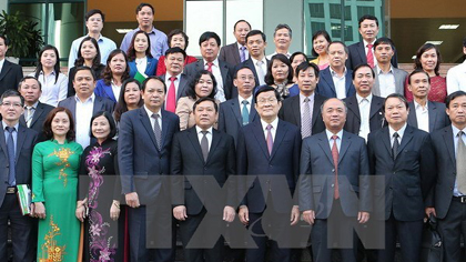 State President Truong Tan Sang (fourth from right) poses a photo with the members of the Vietnam Association of Farmers. (Source: VNA)