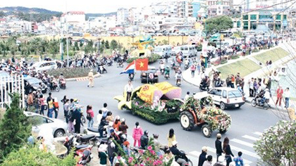 The flower vehicle parade circles around Xuan Huong Lake, revealing the diverse colours of the Da Lat Flower Festival 2012. (Source: VNA)