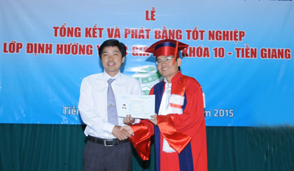 Lãnh đạo Trung tâm Đào tạo bác sĩ gia đình, Trường Đại học Y Dược TP. Hồ Chí Minh trao Giấy chứng nhận tốt nghiệp cho học viên.