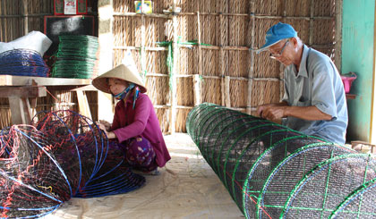  Những người đan lồng lưới đang làm việc.