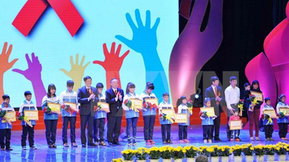 An art programme to raise funds for people living with HIV/AIDS was held in Hanoi on December 3 (Photo:VNA)