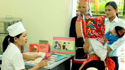 Providing reproductive healthcare guidance for women in Quang Lam commune, Quang Ninh province’s Dam Ha district. (Credit: VNA)