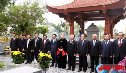 Lãnh đạo Đảng, Nhà nước tưởng niệm đại thi hào Nguyễn Du.