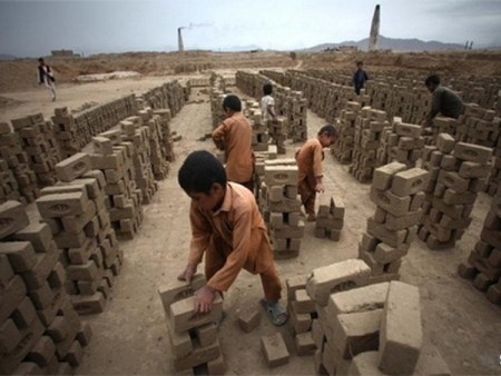 Lao động trẻ em tại một nhà máy đóng gạch ở Kabul, Afghanistan. Ảnh minh họa: THX