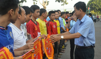  trao cờ lưu niệm cho các đội tham dự.