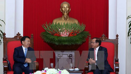 Politburo member Pham Quang Nghi (R) and Wang San Yun,Secretary of the Gansu provincial Party Committee (Source: hanoimoi.com.vn)