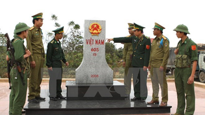 Vietnamese, Lao border guards check border marker No. 605 (Photo: VNA)