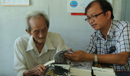 Nhà văn Trang Thế Hy (bên trái) lúc sinh thời.