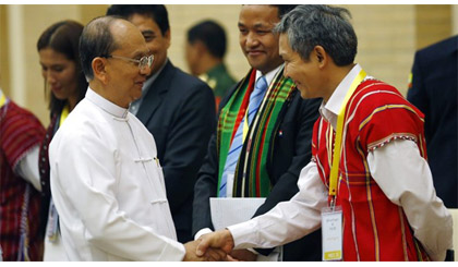 Tổng thống Myanmar U Thein Sein gặp gỡ đại diện các nhóm vũ trang sắc tộc. Ảnh: AP