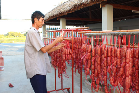 Cắt tỉa bỏ những phần thừa của phần dây để chiếc lạp xưởng trở nên đẹp hơn.