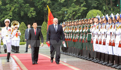 Chủ tịch nước Trương Tấn Sang và Tổng thống Lukashenko duyệt đội danh dự Quân đội Nhân dân Việt Nam. Ảnh: Nguyễn Khang/TTXVN