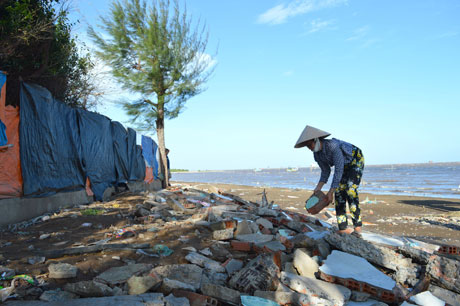 Chị Đặng Thị Mai, ấp Cầu Muống, xã Tân Thành lo lắng không biết căn nhà mình có an toàn qua năm sau không.