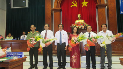 Mr. Nguyen Van Danh - Secretary of Party Committee, Chairman of the Provincial Council presented flowers to him, she had just been elected to the Provincial Council of the ministry's Council, People's Committee.