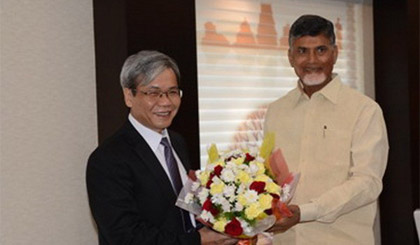 Đại sứ Tôn Sinh Thành (bên trái) và ngài N.Chandrababu Naidu, Thủ hiến Bang Andhra Pradesh (bên phải) tại buổi gặp gỡ. Ảnh: Đại sứ quán Việt Nam tại Ấn Độ