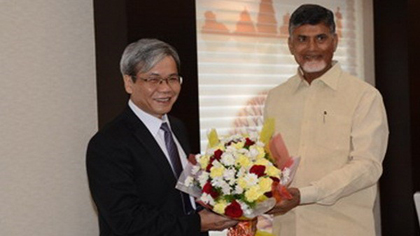 Vietnamese Ambassador to India Ton Sinh Thanh (L) and  Indian state of Andra Pradesh's Governor N.Chandrababu Naidu. (Source: Vietnamese Embassy in India)