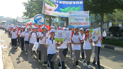 Youngsters get involved in an environmental protection campaign (Photo: VNA)