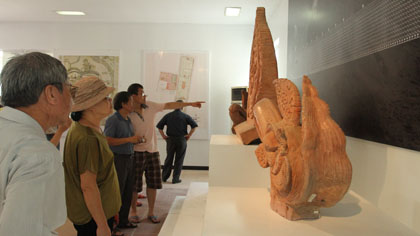 Visitors at an exhibition on Hanoi (Photo: VNA)