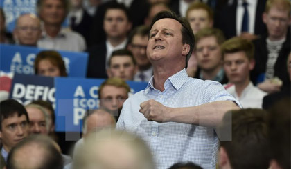 Thủ tướng Anh David Cameron và cử tri Anh. Ảnh: AFP/TTXVN