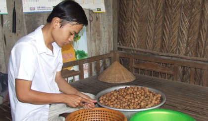 Trong những năm học THPT, ngoài giờ đến lớp, Bền lãnh nhãn về tách để kiếm tiền trang trải cuộc sống.                              Ảnh: N.C